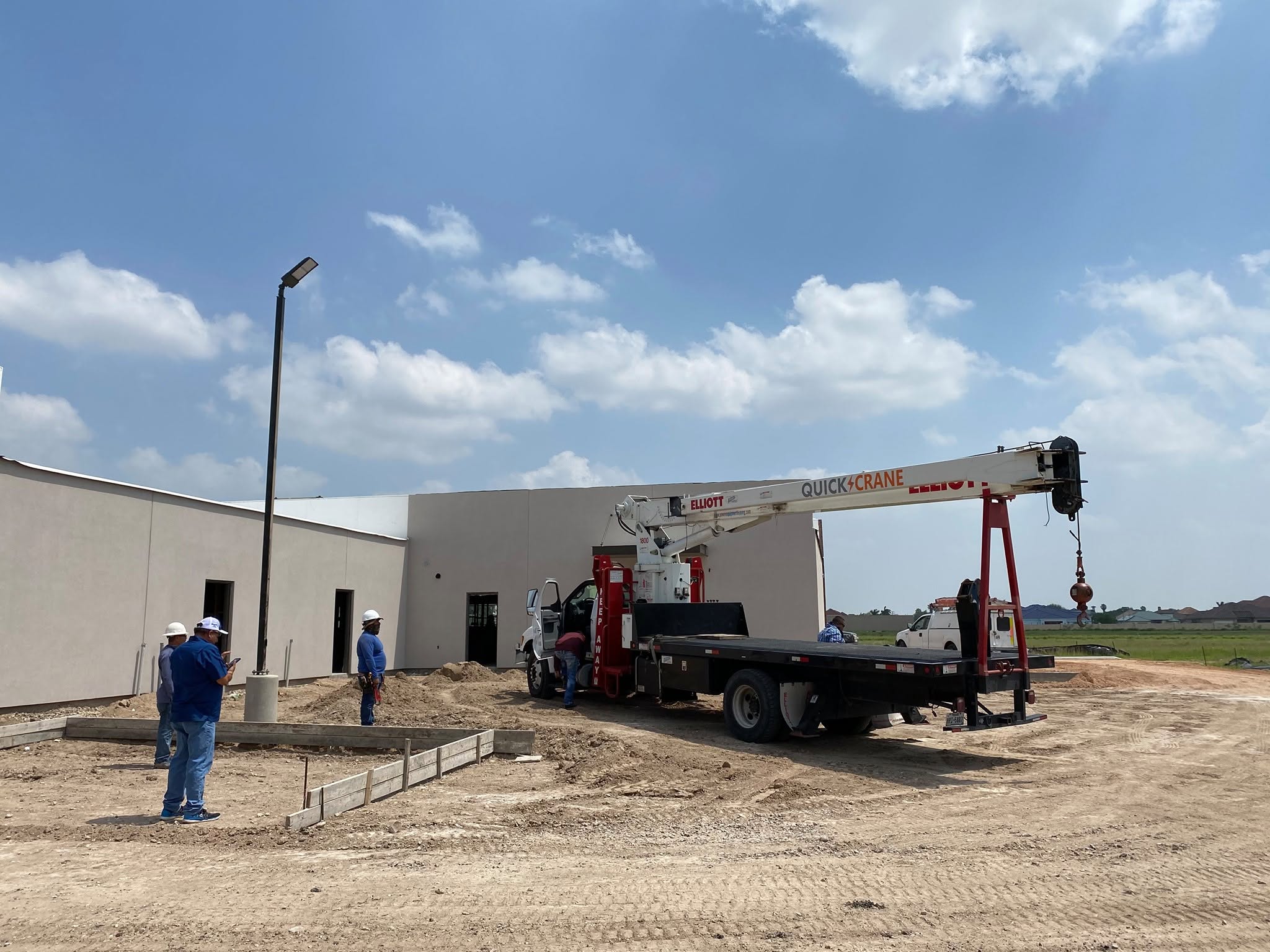 Electro Cooling Service Quick Crane truck set up on a commercial job site in the Rio Grande Valley